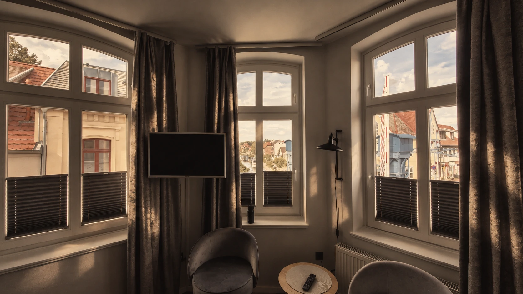 Gemütliches Hotelzimmer im Fackelgarten mit Blick durch hohe Fenster