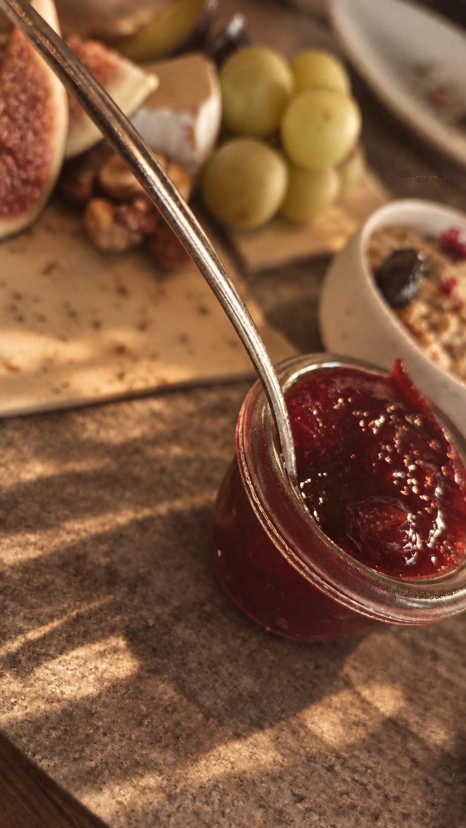 Frühstückstisch mit Beerenmarmelade in leuchtendem Rot