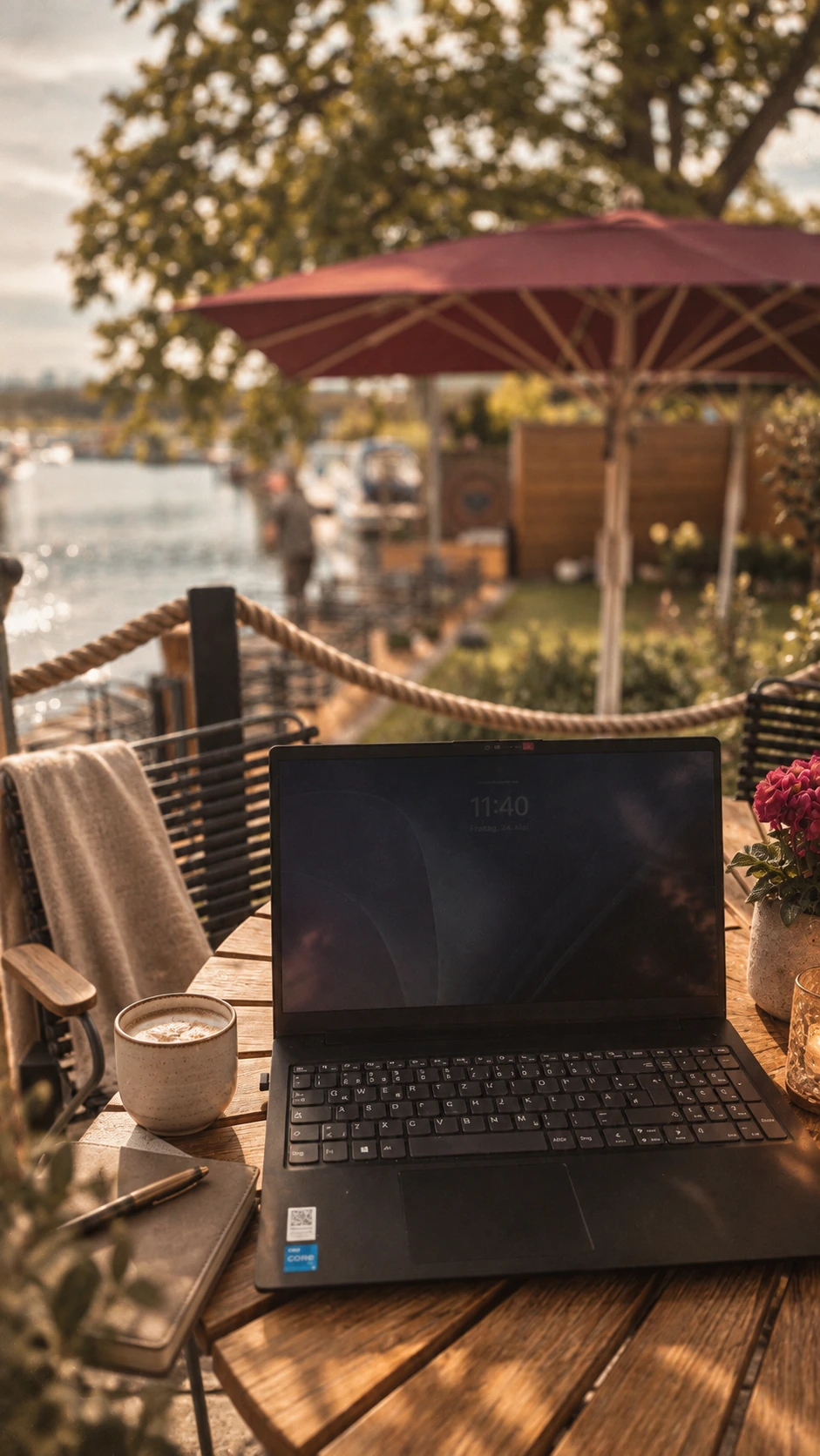 Arbeitsplatz mit Laptop auf der Terrasse des Fackelgartens direkt am Wasser