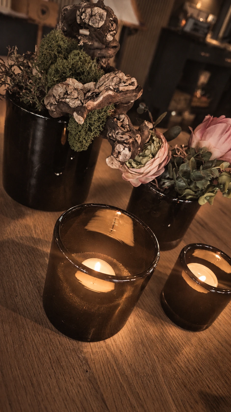 Stillleben mit Kerzen und Blumen im Abendlicht