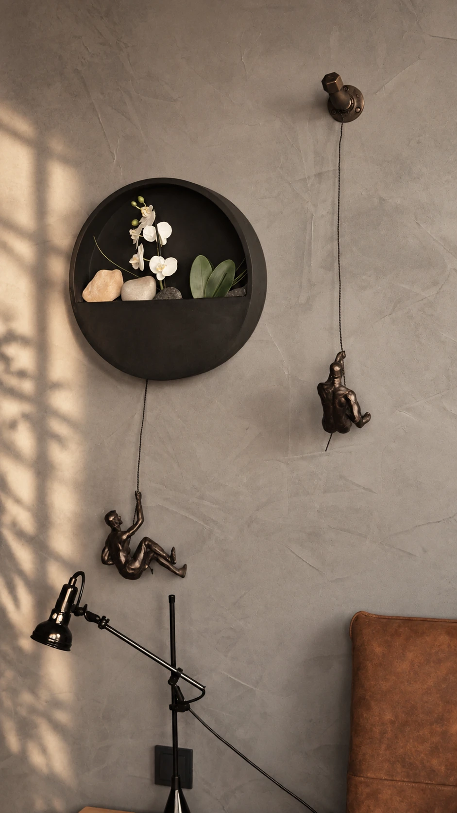 Verspielte Kletterfiguren zwischen Orchideen an einer Wandvignette