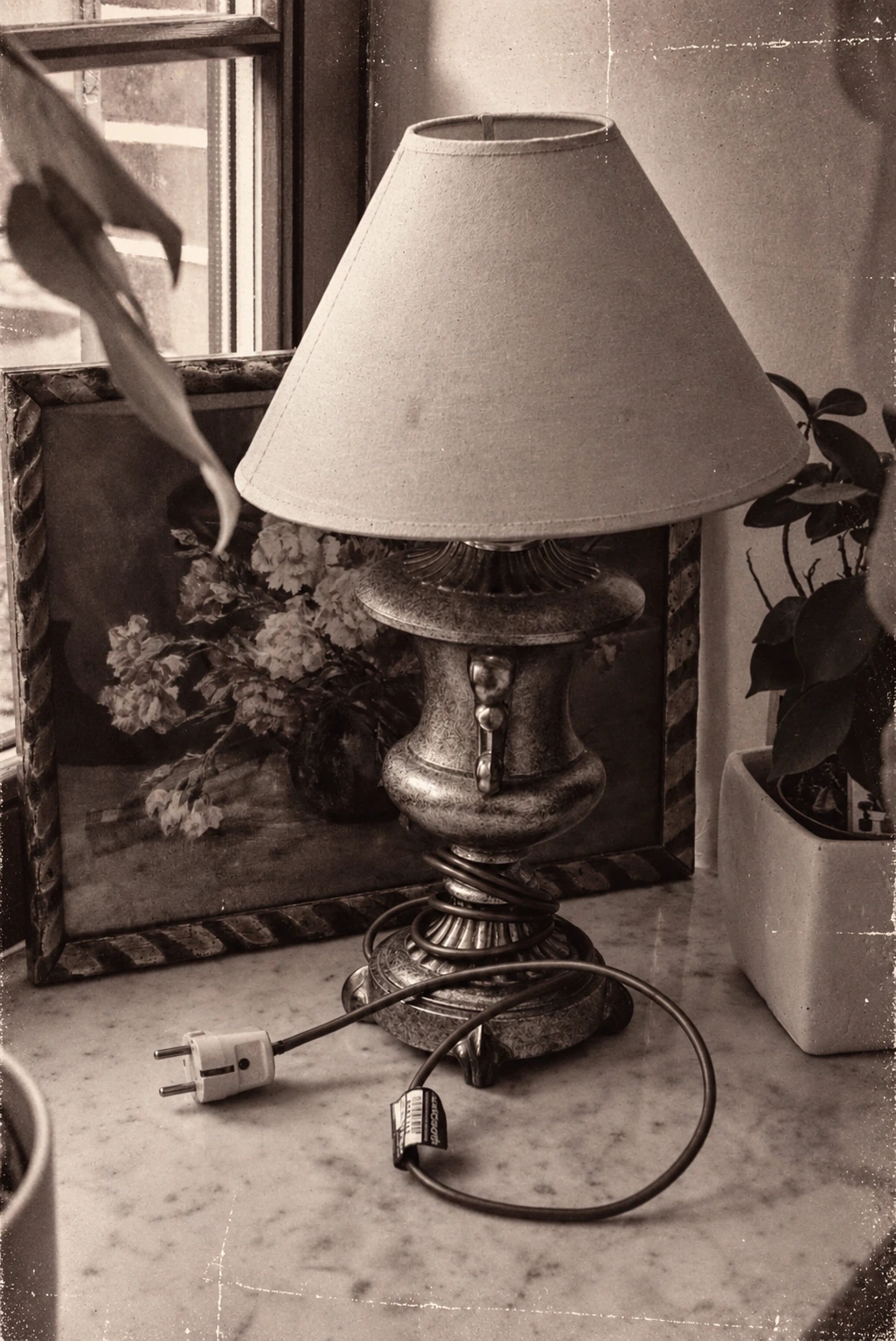 Vintage-Lampe und Gemälde auf einer Fensterbank