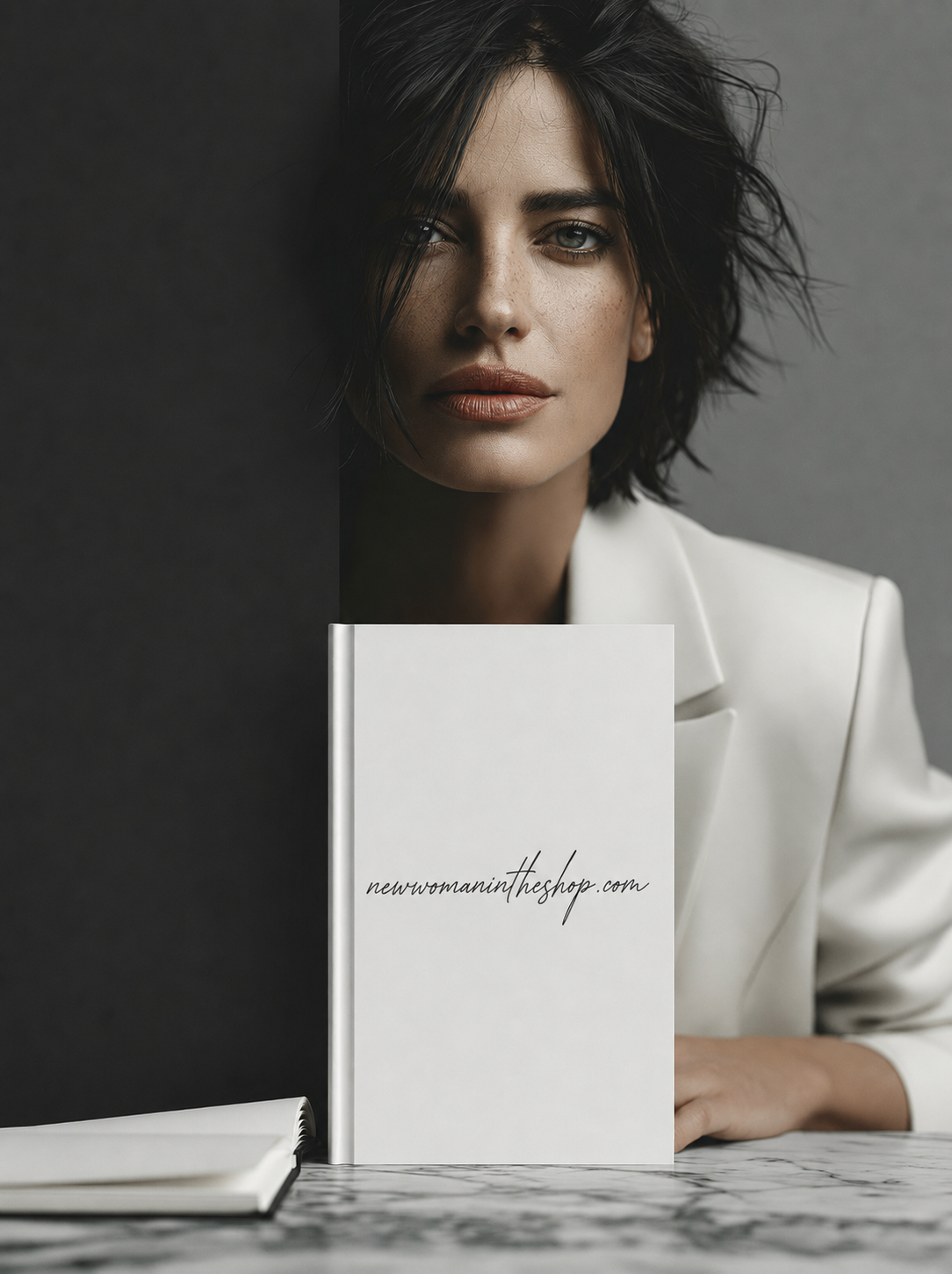 Editorial Werbung für newwomanintheshop.com mit Frau im weißen Blazer und weißem Buch mit handschriftlichem Schriftzug